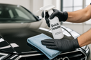 Mantenimento auto con quick detailer spray e panno microfibra
